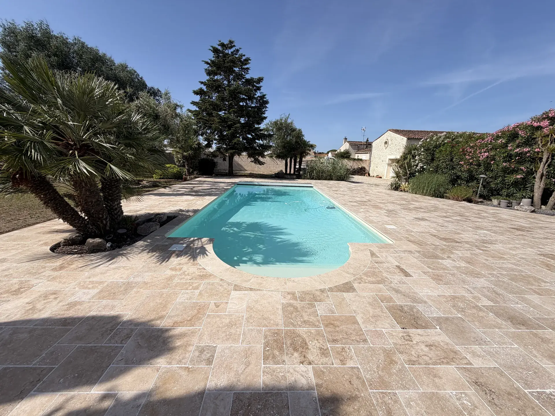 Terrasse en travertin autour d une piscine