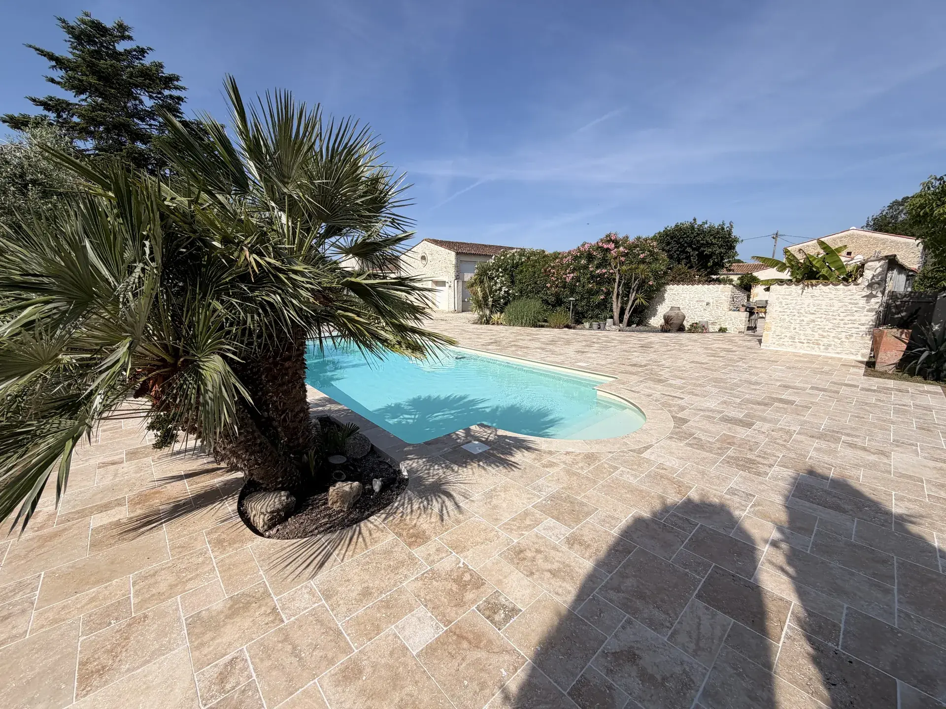 Terrasse en pierre neuve autour d une piscine